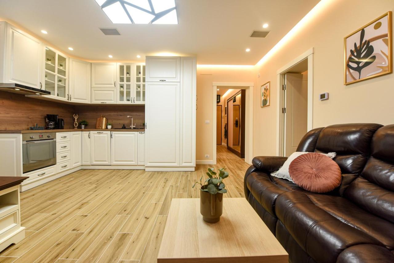 Green Leafy Brasov - Ideal 2 Bedroom Apartment Екстер'єр фото